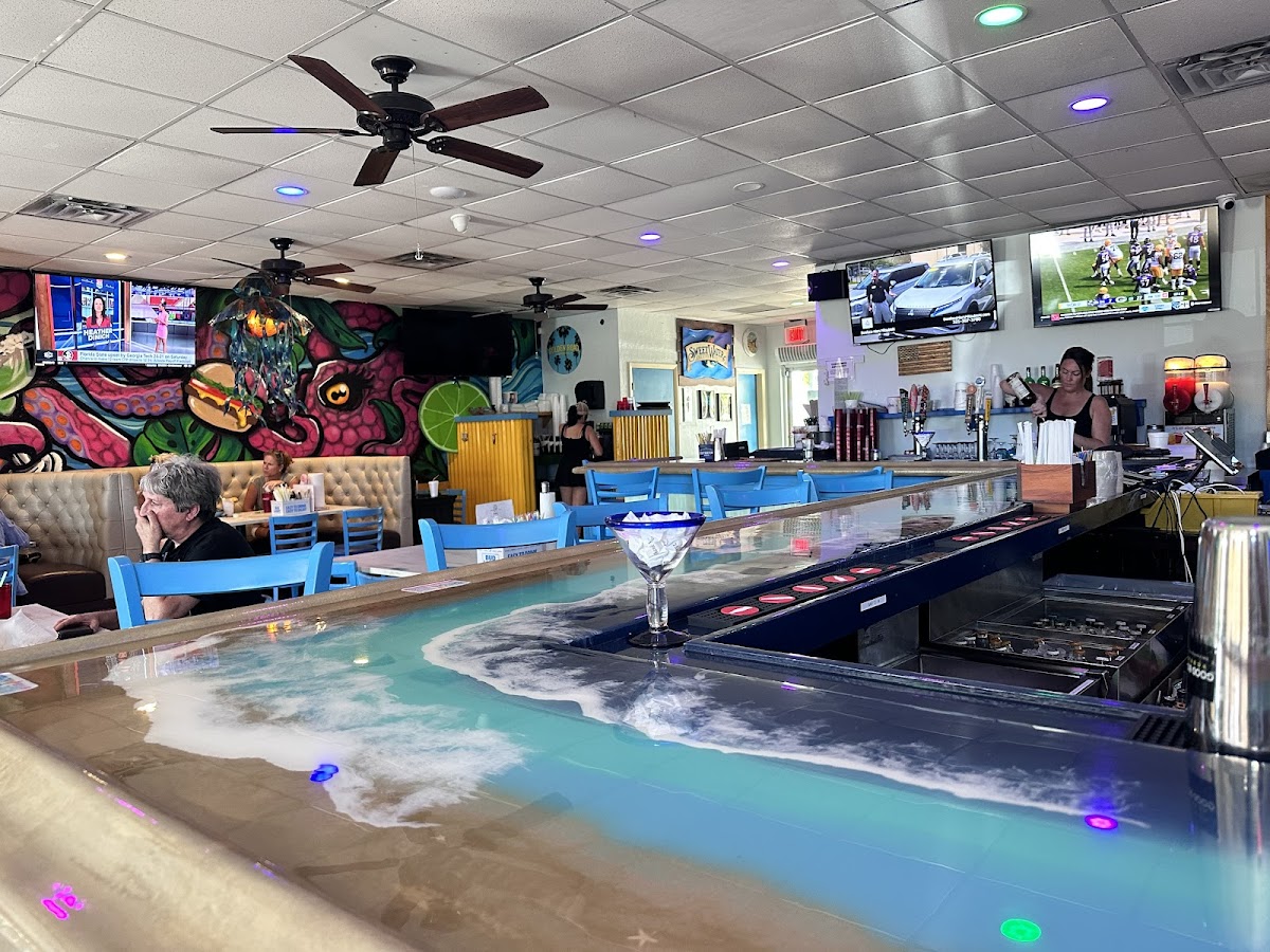 Salty Sisters Bar & Grill - Photo 2