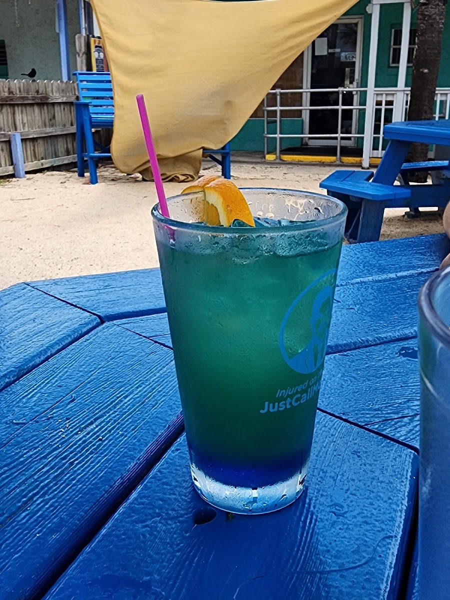 Salty Sisters Bar & Grill - Photo 3