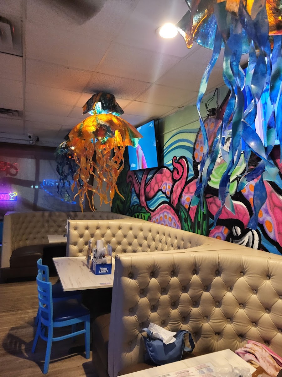 Salty Sisters Bar & Grill - Photo 4