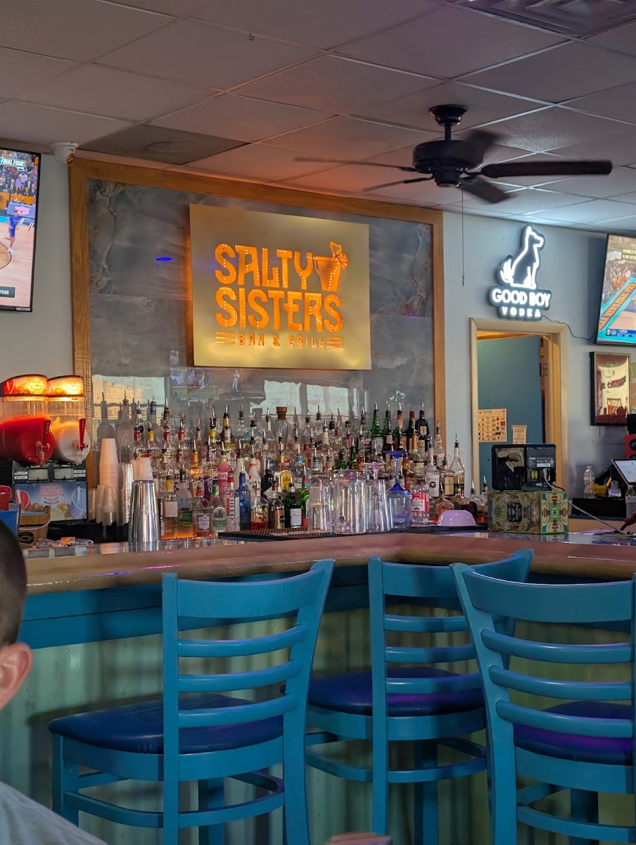 Salty Sisters Bar & Grill - Photo 5
