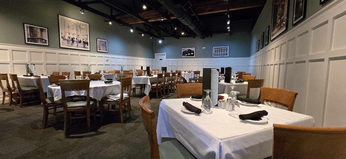 Elizabeth's Bar & Restaurant - Photo 2