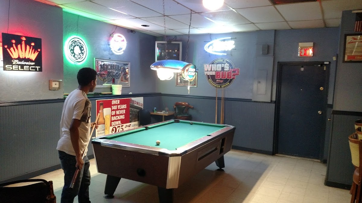The Elbow Room - Photo 4