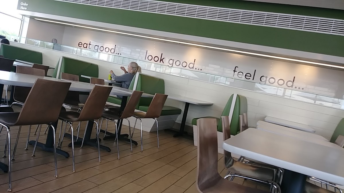 Salata Pearland - Photo 2
