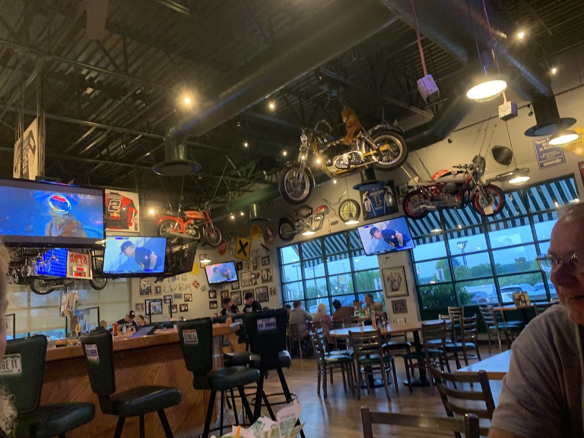 Quaker Steak & Lube Austintown - Photo 2