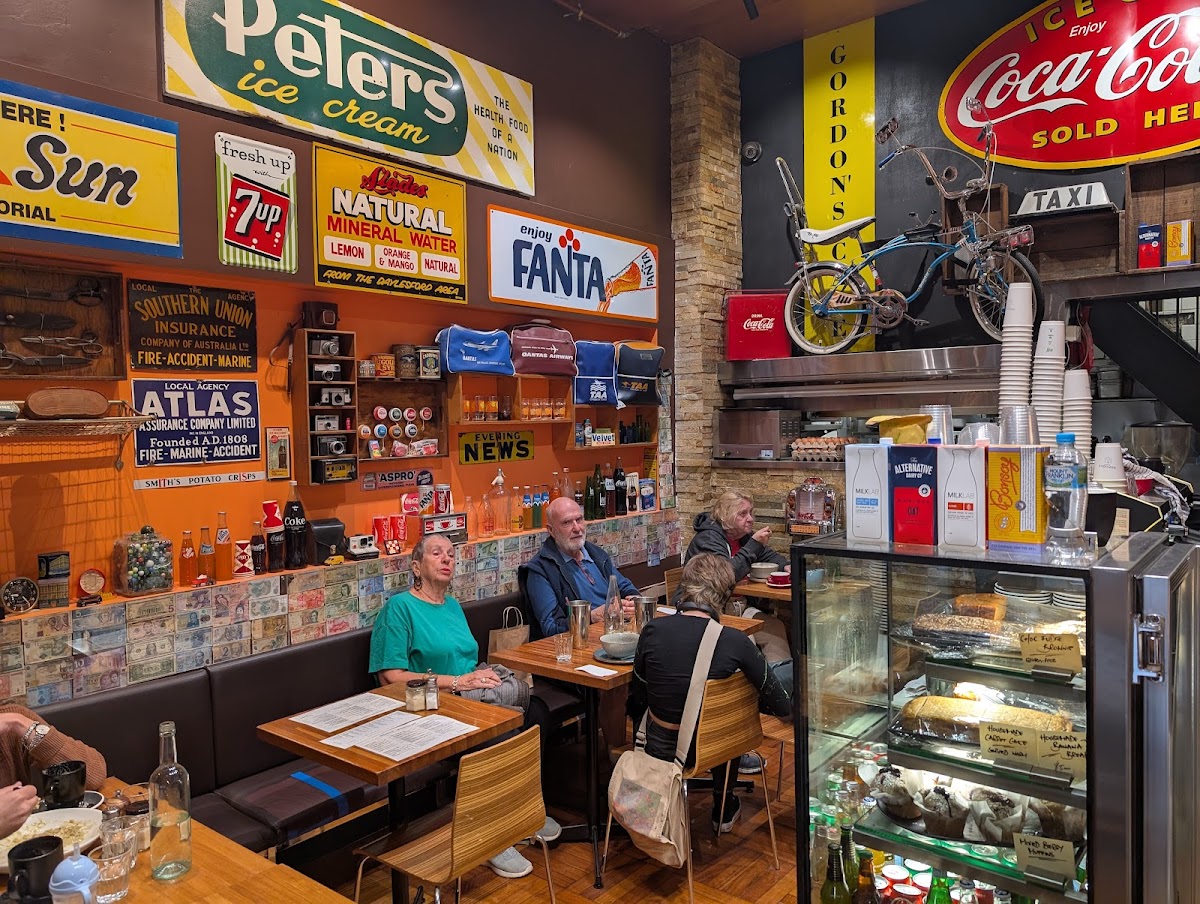 Gordon's Cafe & Bar - Photo 4