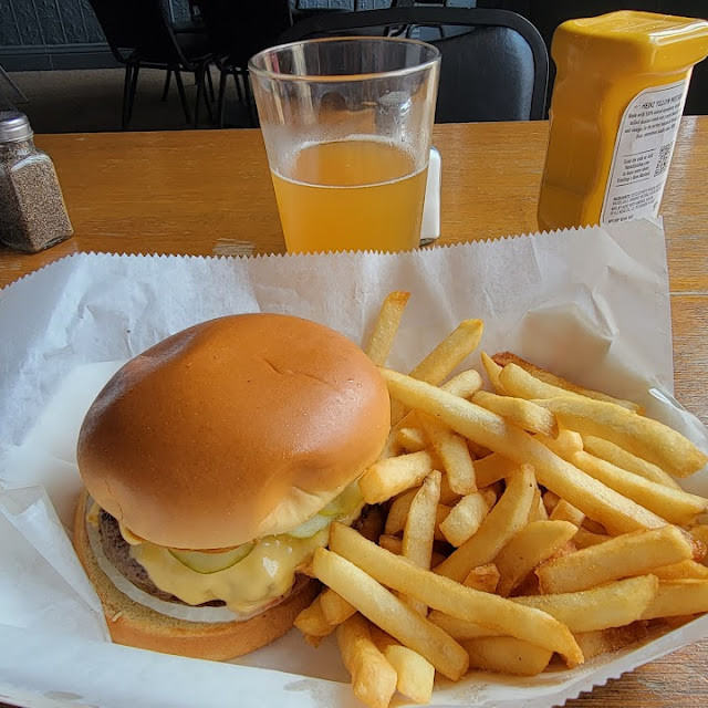 Cheeseburgerand Fries