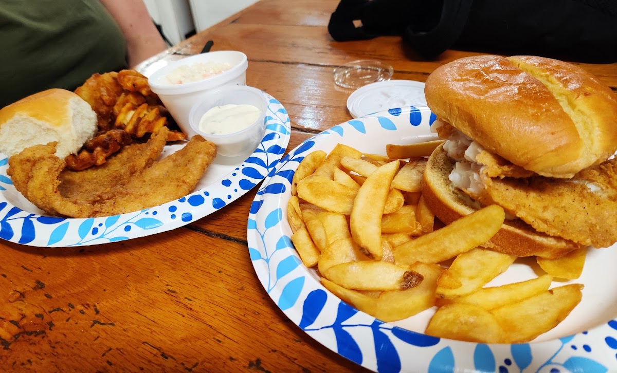 Sue's Grill - Photo 2