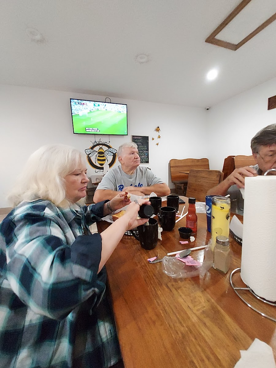 Beehive Cafe - Photo 3