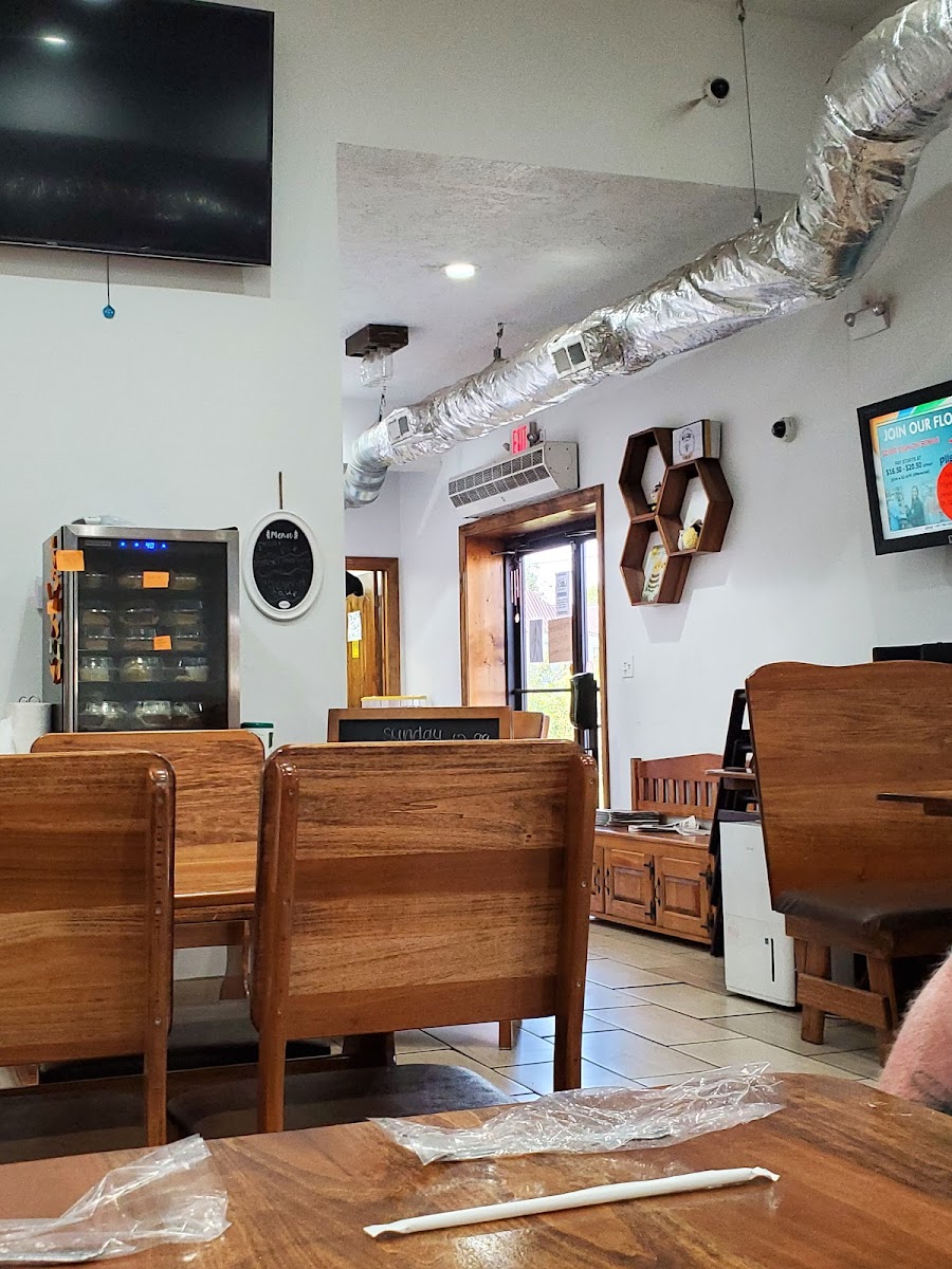 Beehive Cafe - Photo 4