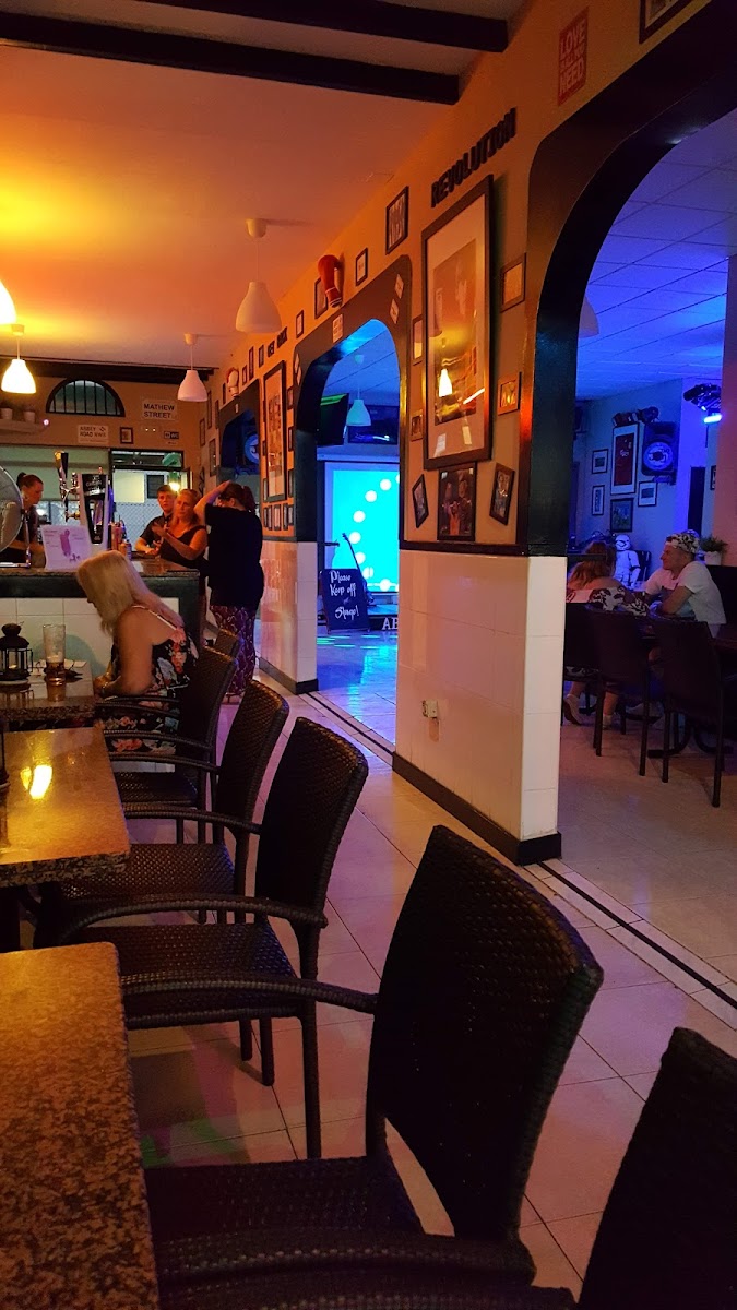Abbey Road Bar - Photo 4