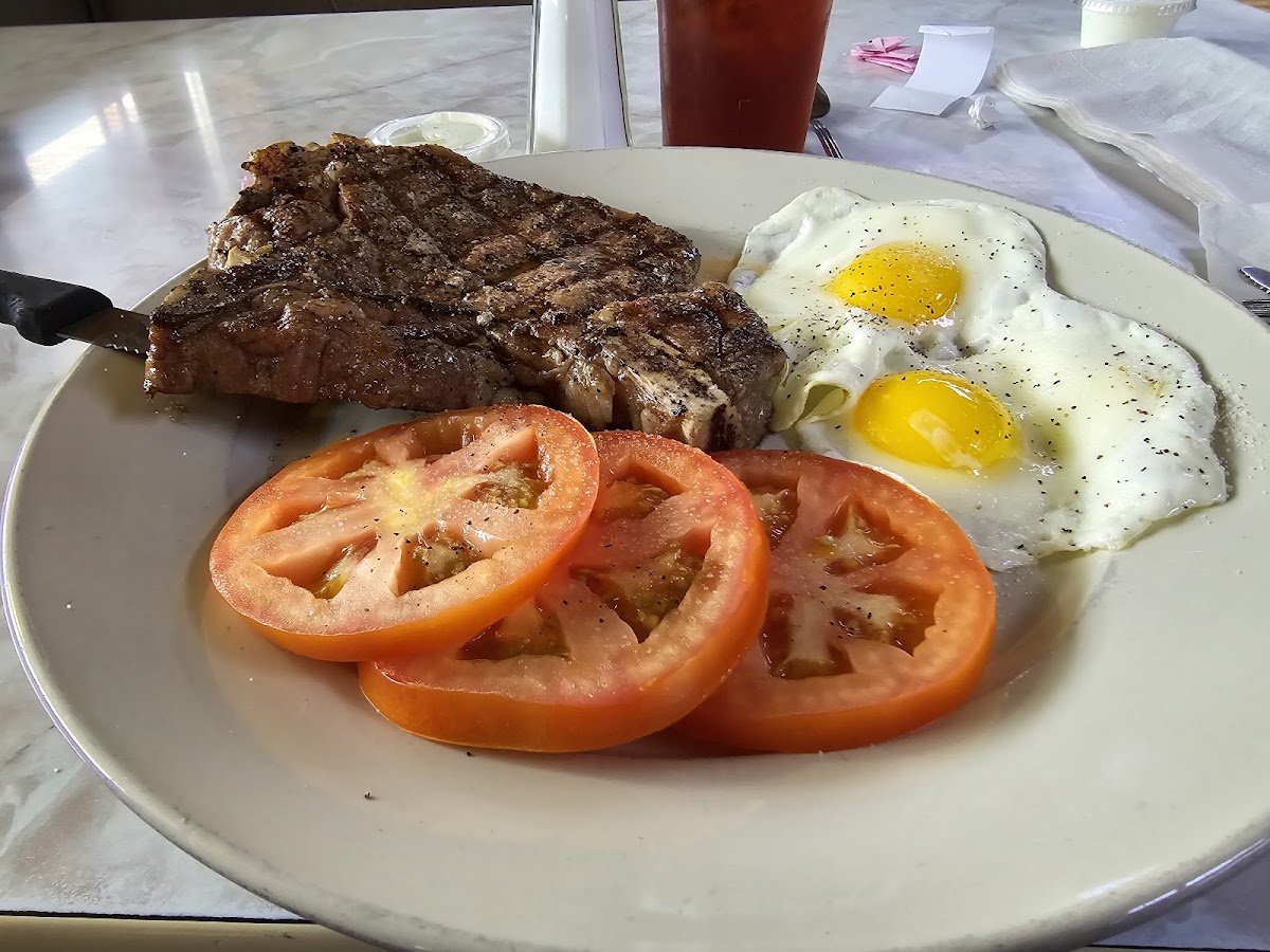 Hoods Family Restaurant - Photo 4