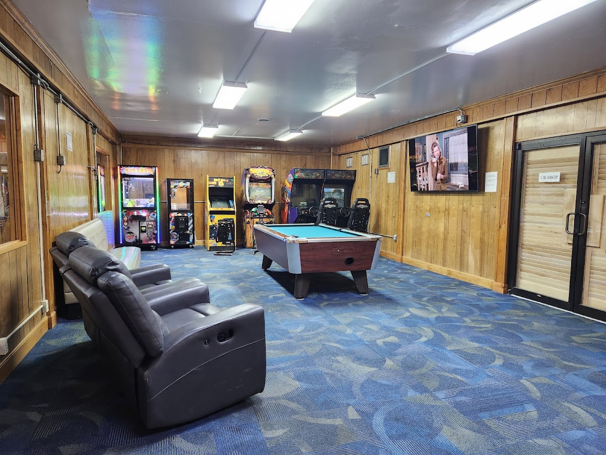 Hoods Family Restaurant - Photo 8