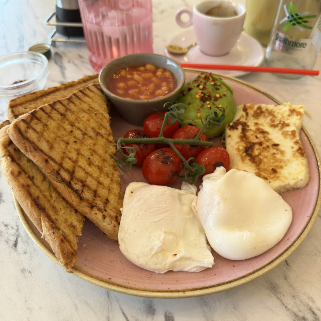 Veggie Breakfast with Halloumi