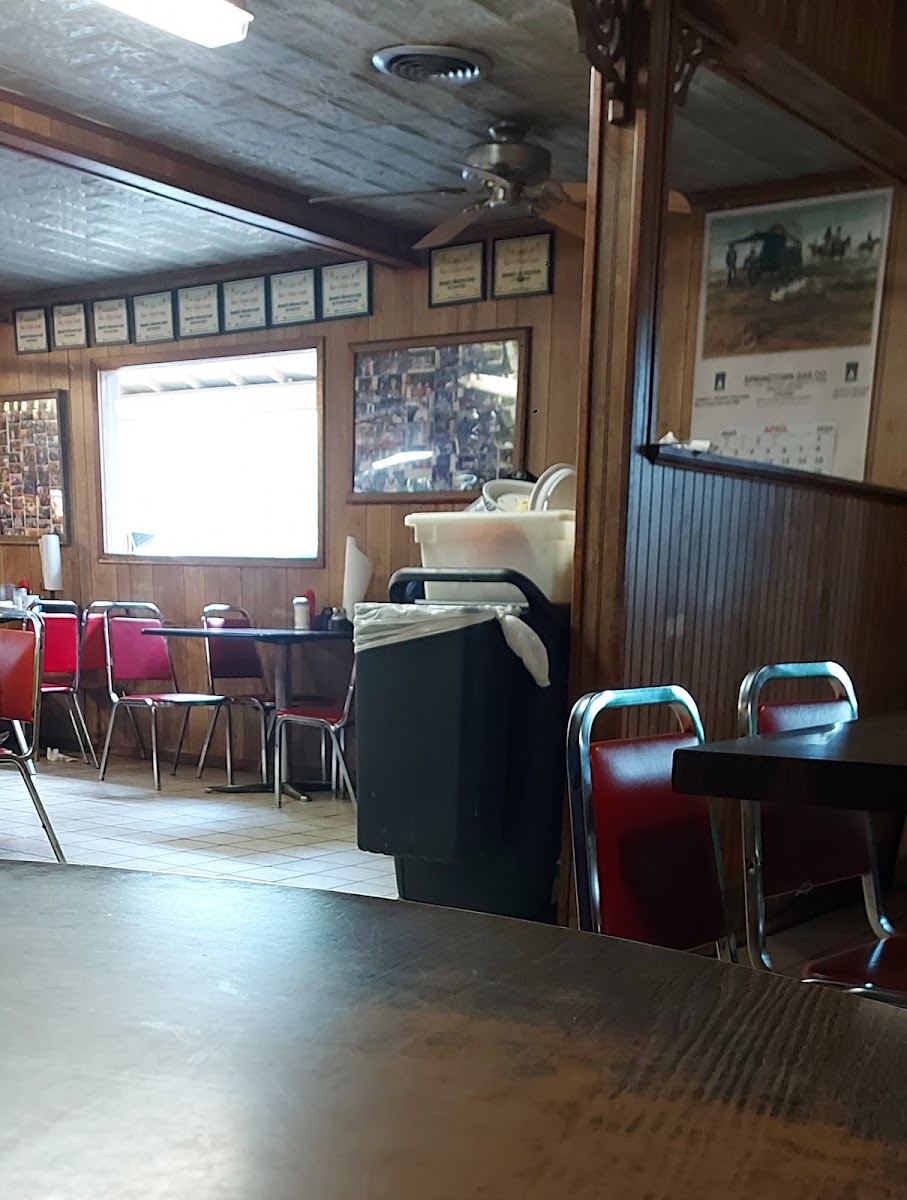 Howell's Western Cafe - Photo 4