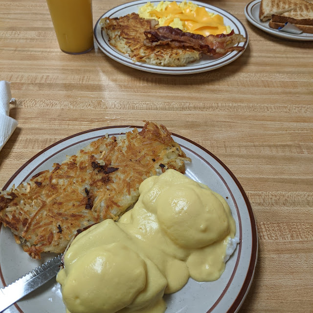 Eggs Benedict w Hashbrowns