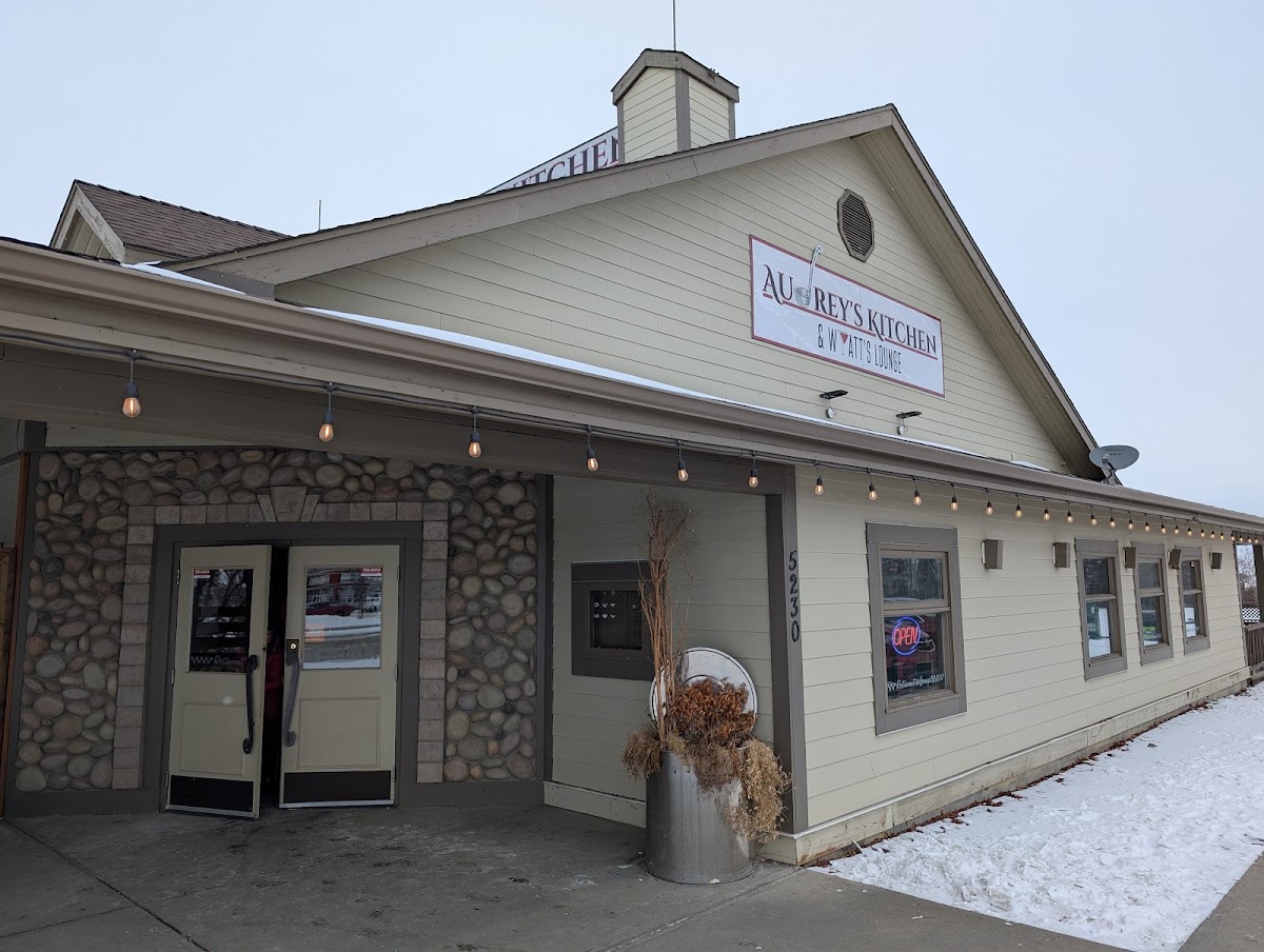 Audrey's Kitchen & Wyatt's Lounge - Photo 4