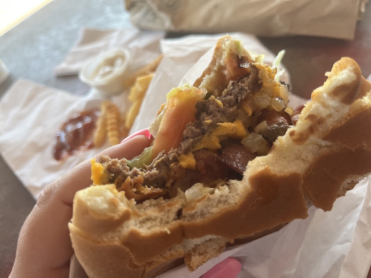 Lou's Burgers - Photo 1
