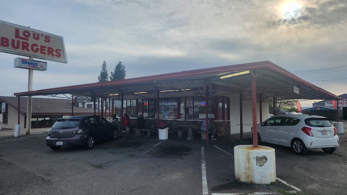 Lou's Burgers - Photo 4