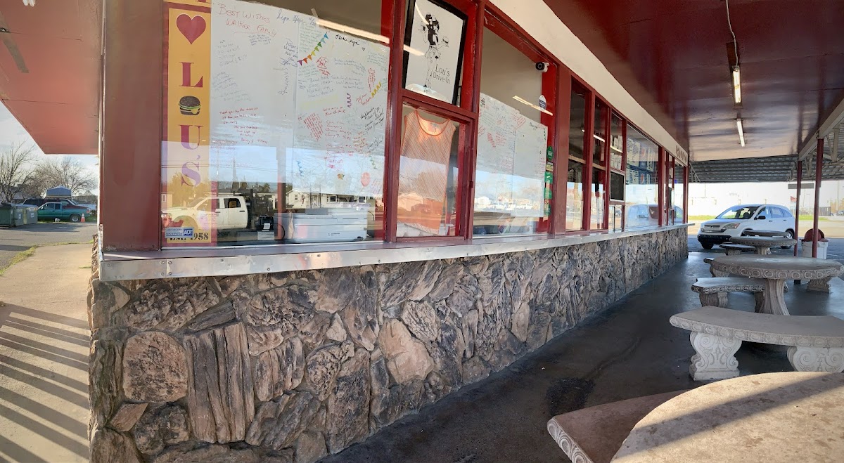 Lou's Burgers - Photo 6