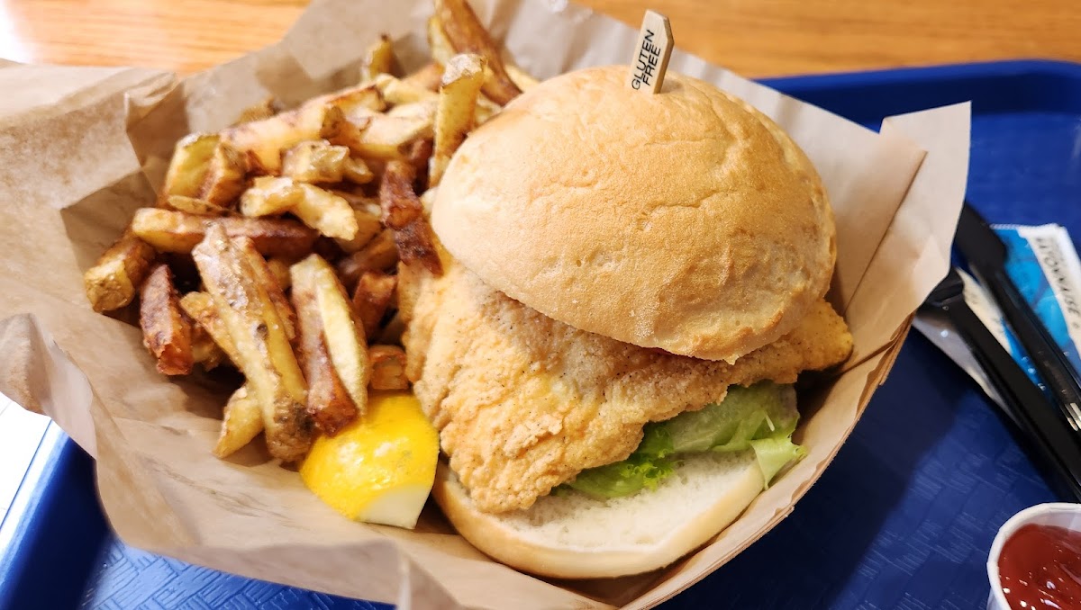 Spinnakers Restaurant - Photo 2