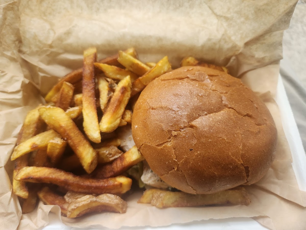 Spinnakers Restaurant - Photo 4