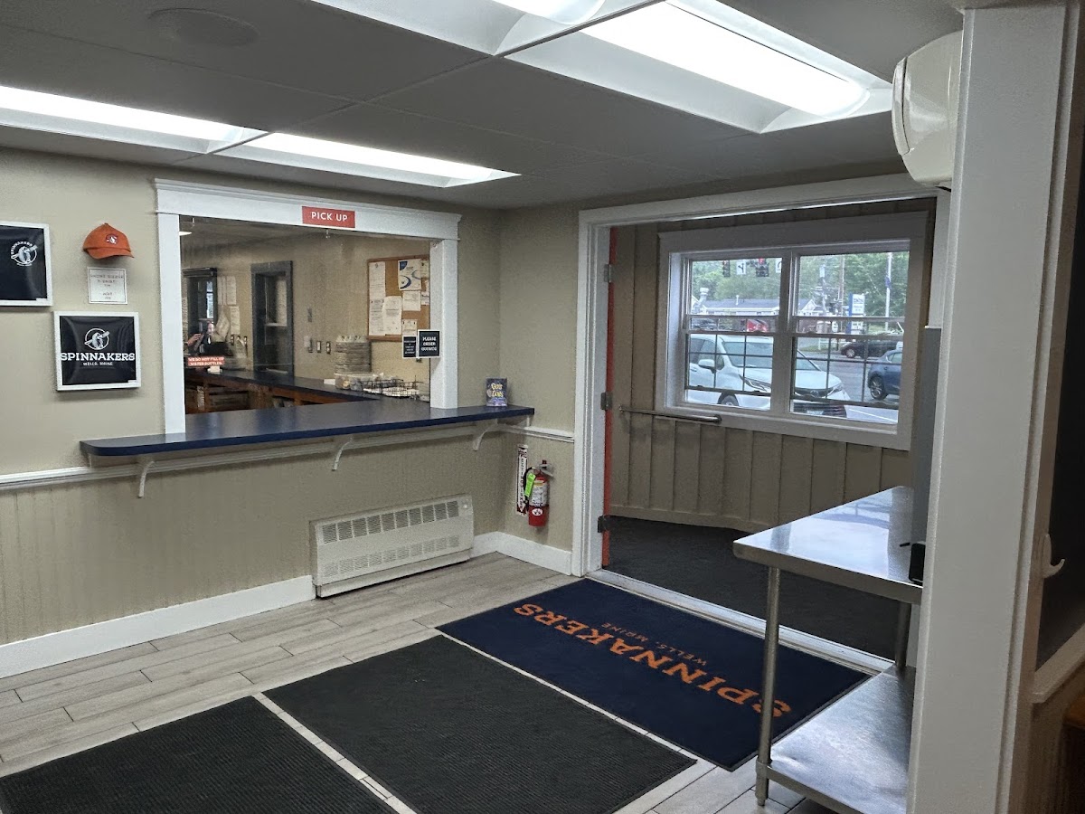 Spinnakers Restaurant - Photo 8