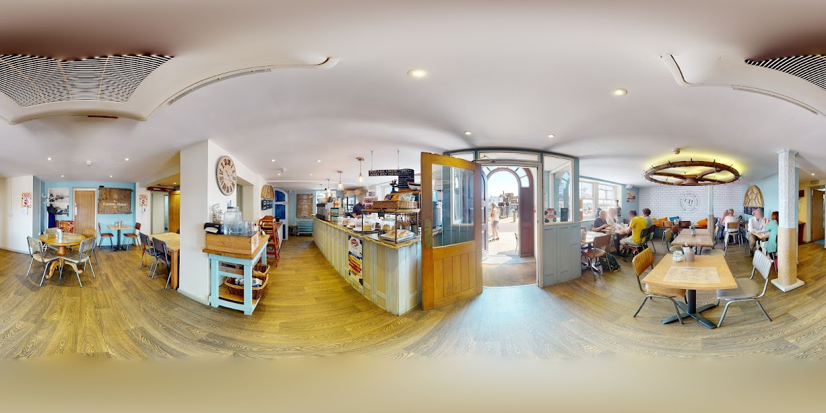 Custom House Cafe - Photo 7
