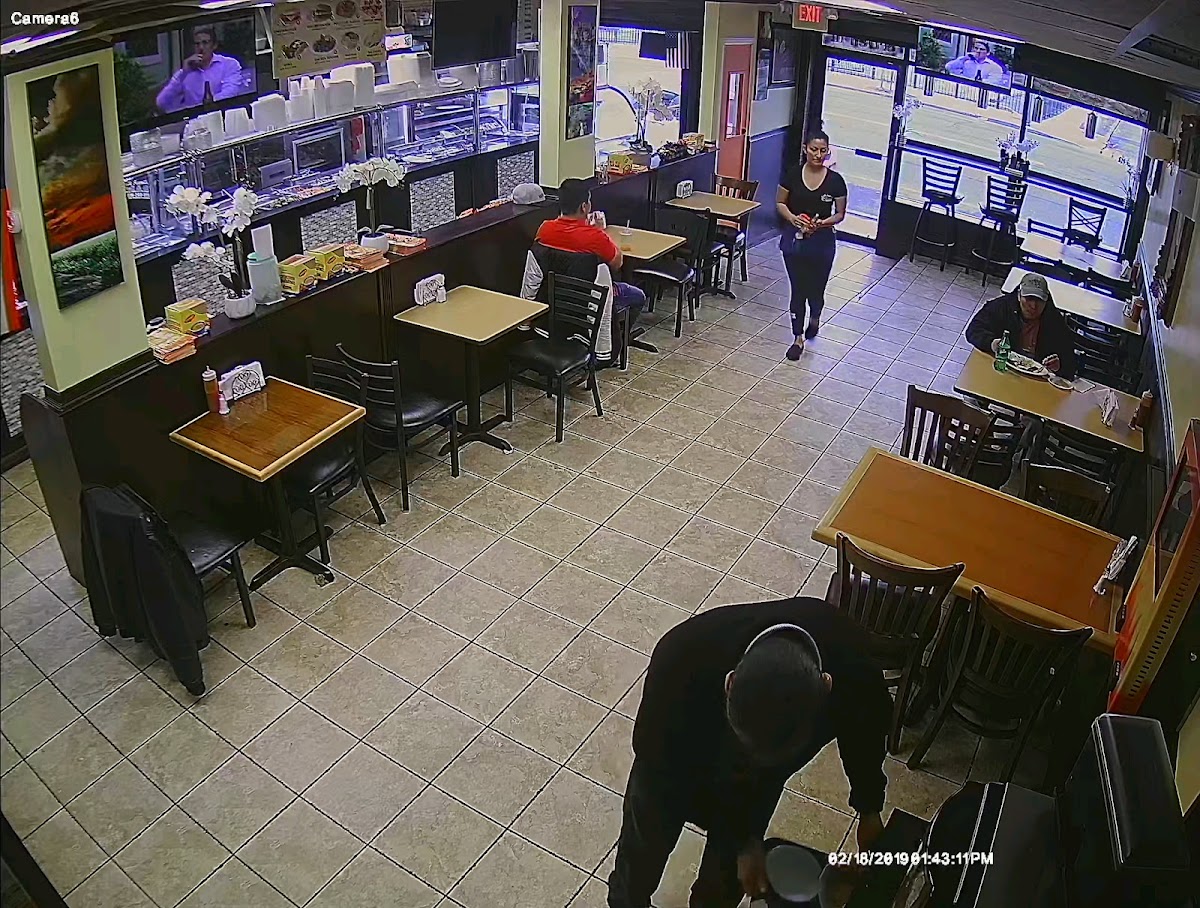 La familia Deli & Grill - Photo 3