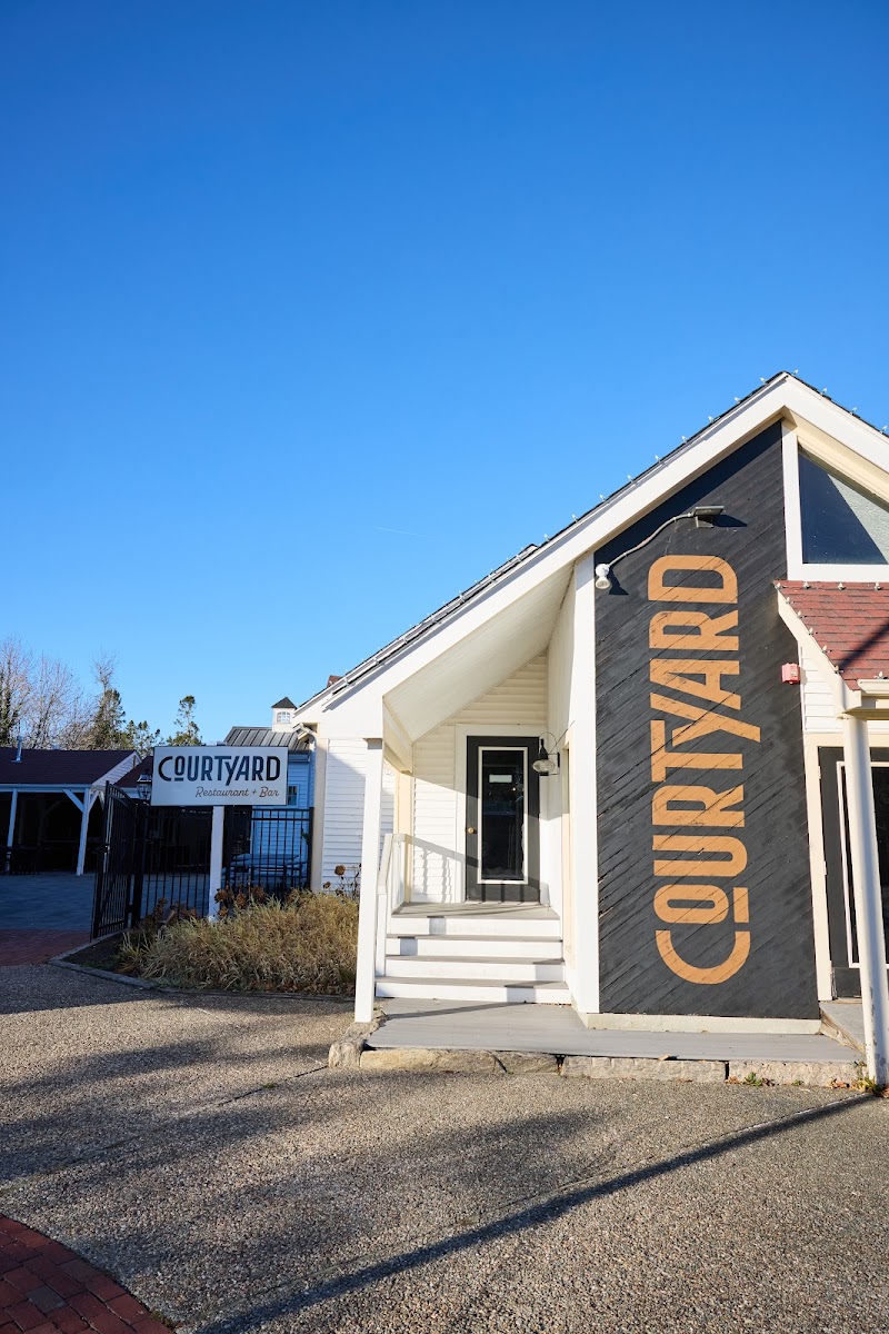Courtyard Restaurant and Bar - Photo 4