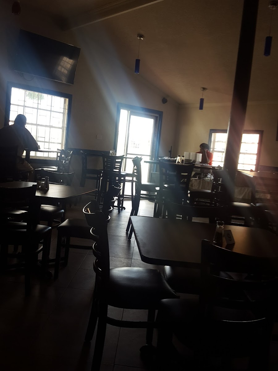 Hoodees RoadHouse Restaurant/Silver Fox Arcade - Photo 8