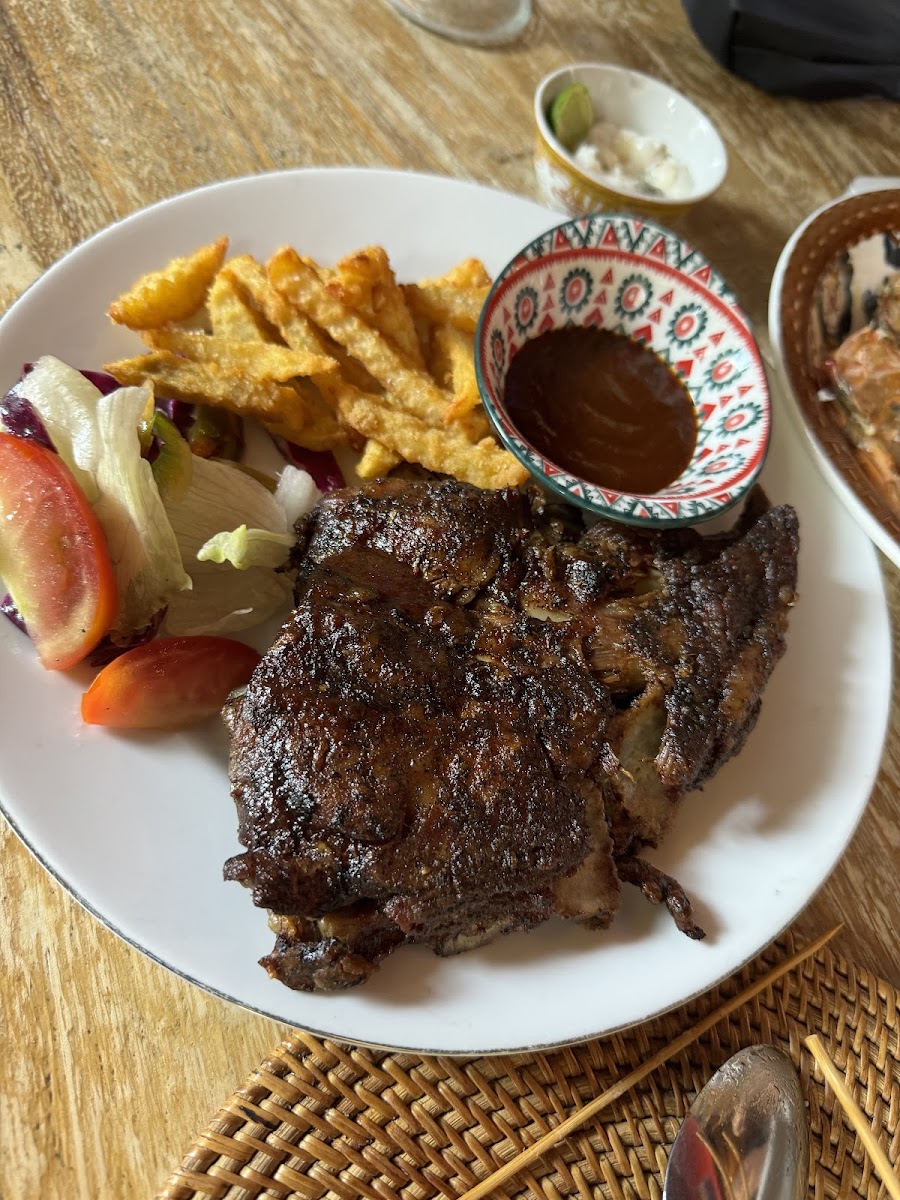Molly's Bar n' Grill - Photo 9