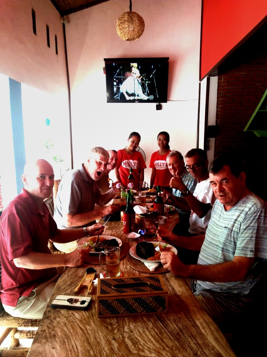 Molly's Bar n' Grill - Photo 5