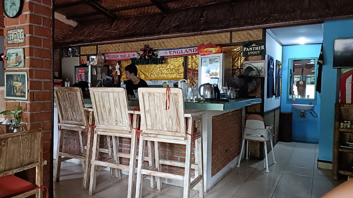 Molly's Bar n' Grill - Photo 7