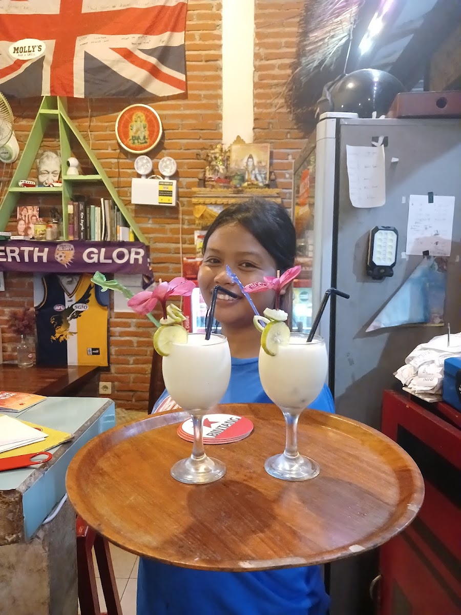 Molly's Bar n' Grill - Photo 8