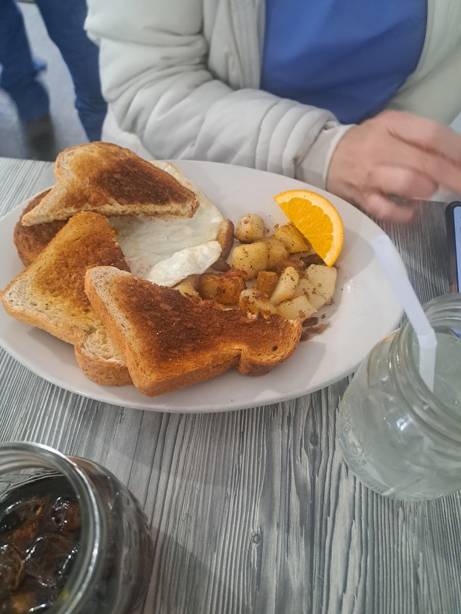 Dominic’s Diner - Photo 4