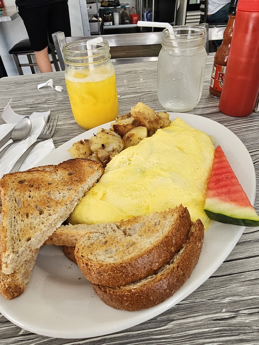 Dominic’s Diner - Photo 6