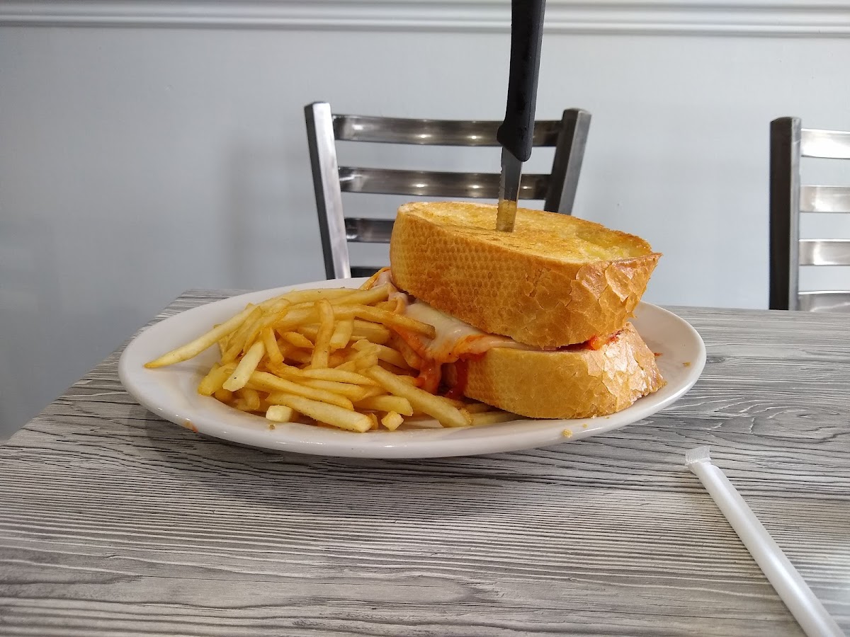 Dominic’s Diner - Photo 7