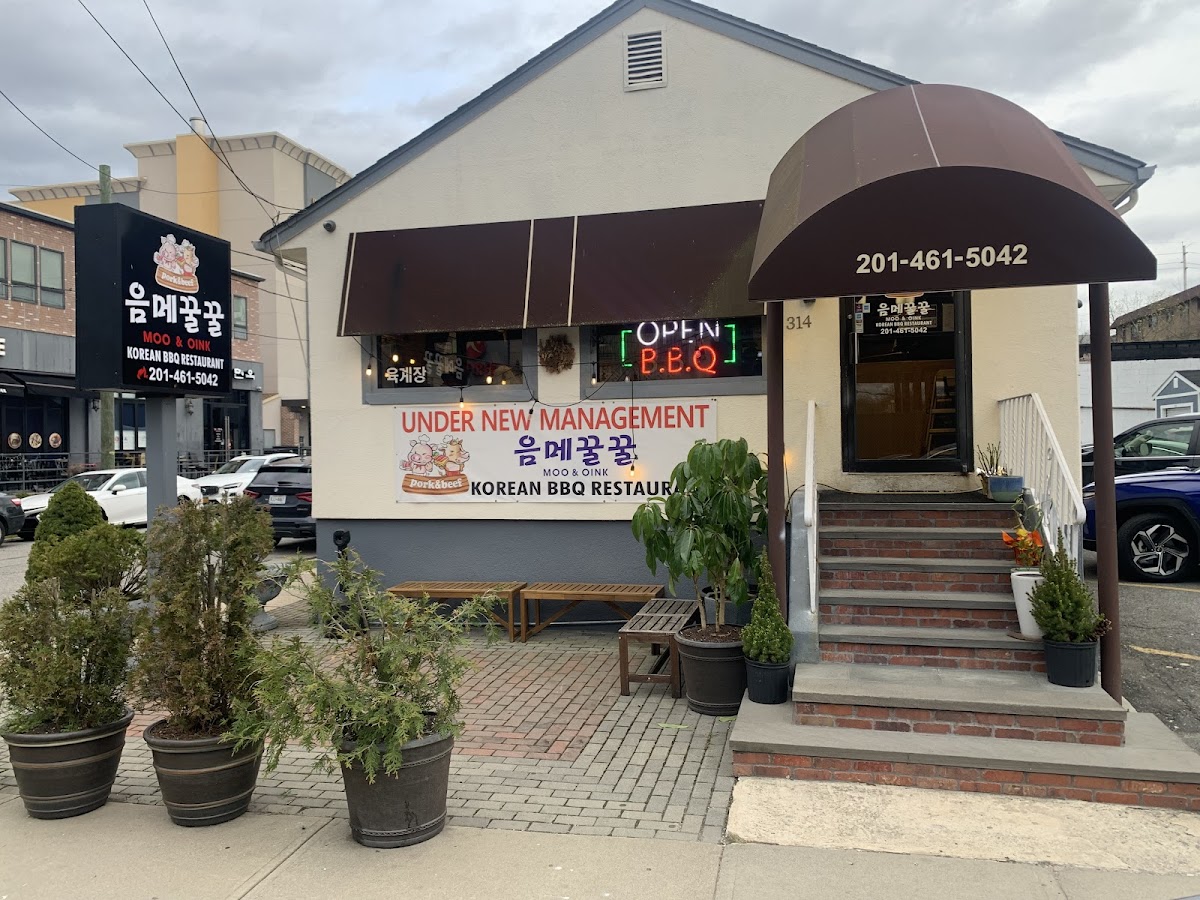 음메꿀꿀 Moo & Oink Korean BBQ Restaurant
