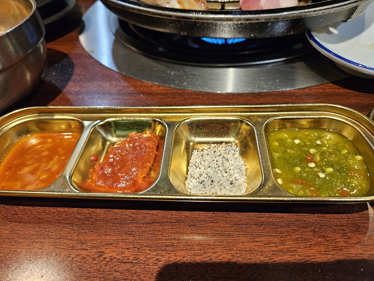음메꿀꿀 Moo & Oink Korean BBQ Restaurant - Photo 4