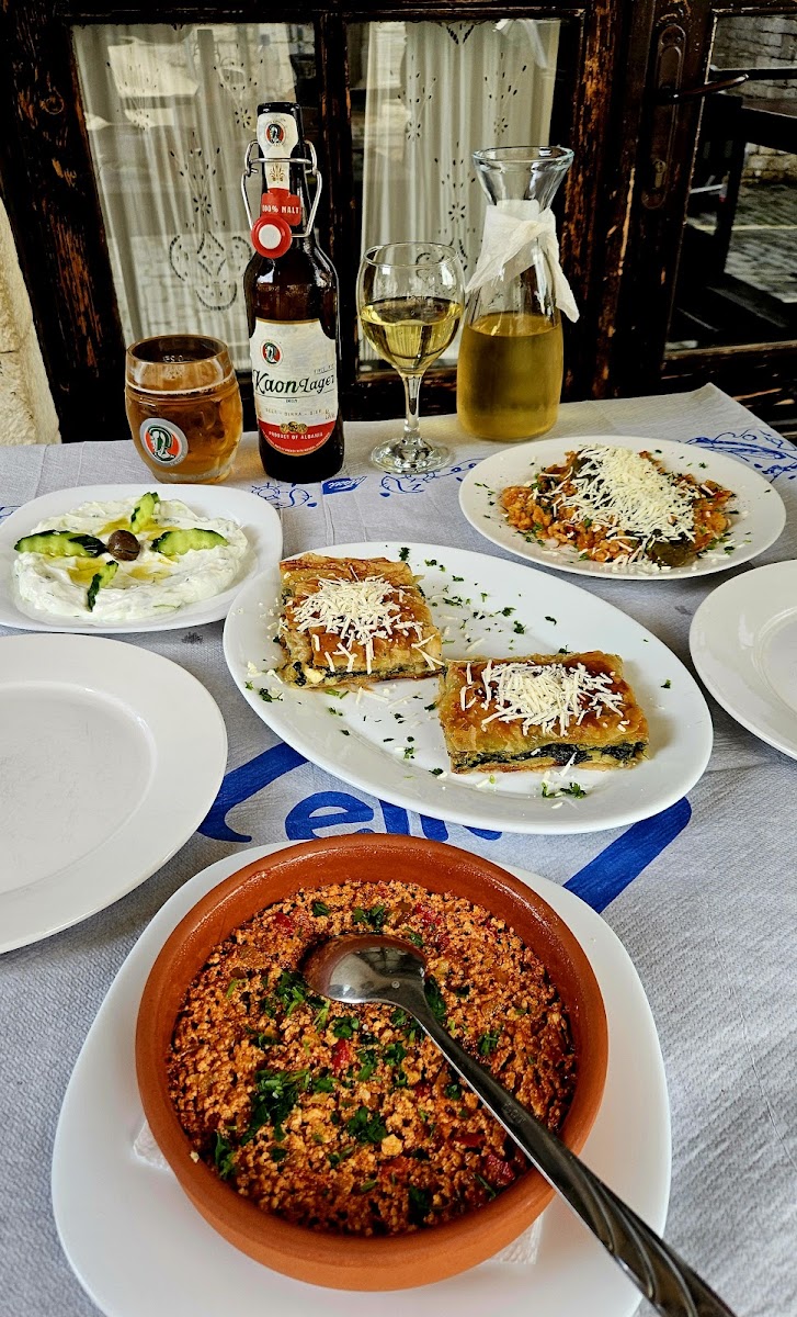 ELVITradicional Food & Grill - Photo 2
