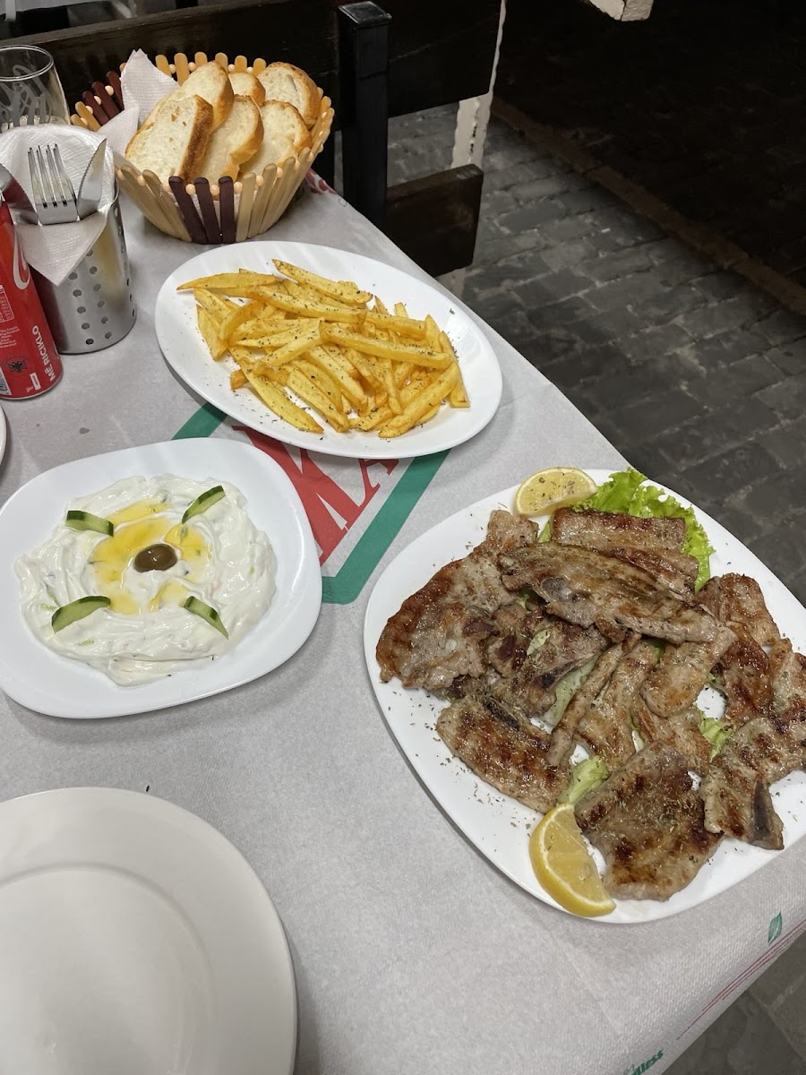 ELVITradicional Food & Grill - Photo 4