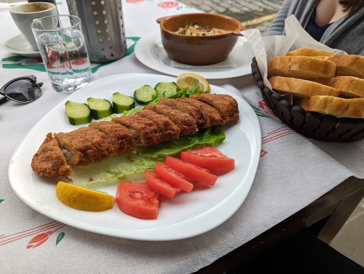 ELVITradicional Food & Grill - Photo 5