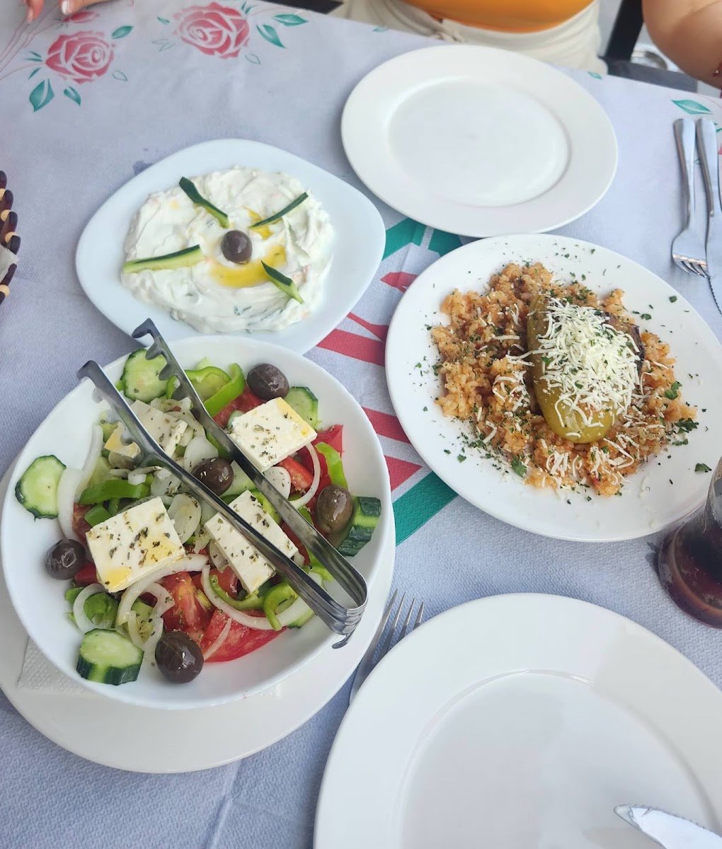 ELVITradicional Food & Grill - Photo 6