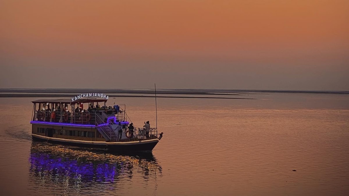 Kanchanjangha Floating Restaurant - Photo 2