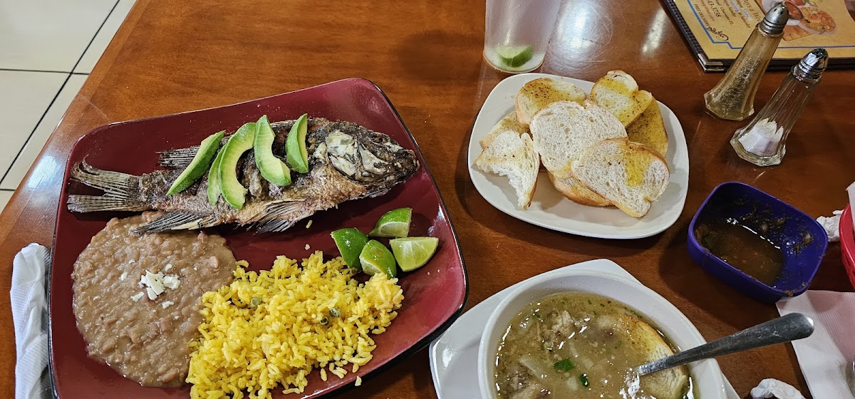 Lakeview Grill Mexican Restaurant - Photo 4