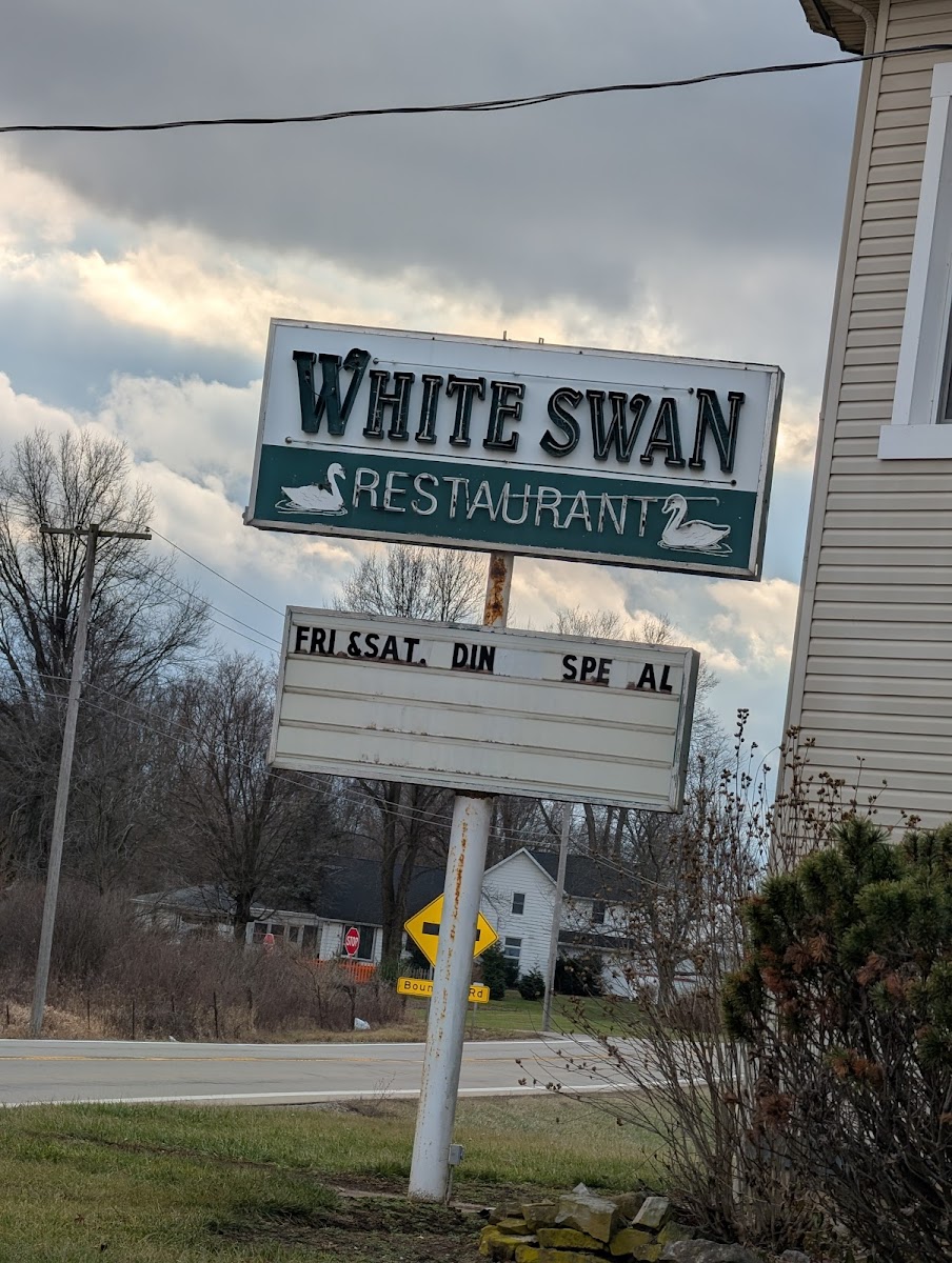 White Swan Restaurant & Lounge - Photo 4