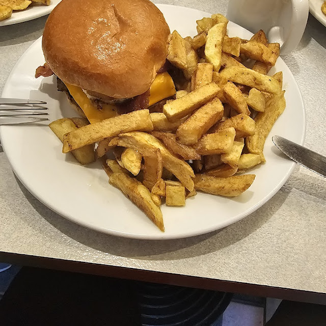 Breakfast Burger & Chips