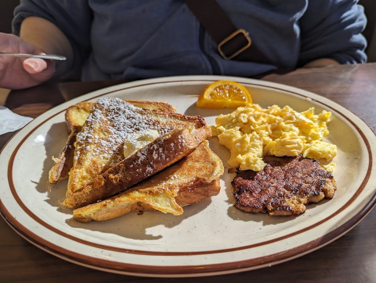 Red Rooster Cafe - Photo 2