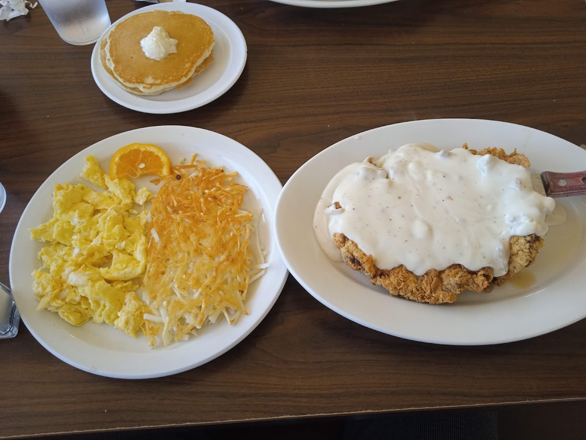 Red Rooster Cafe - Photo 4