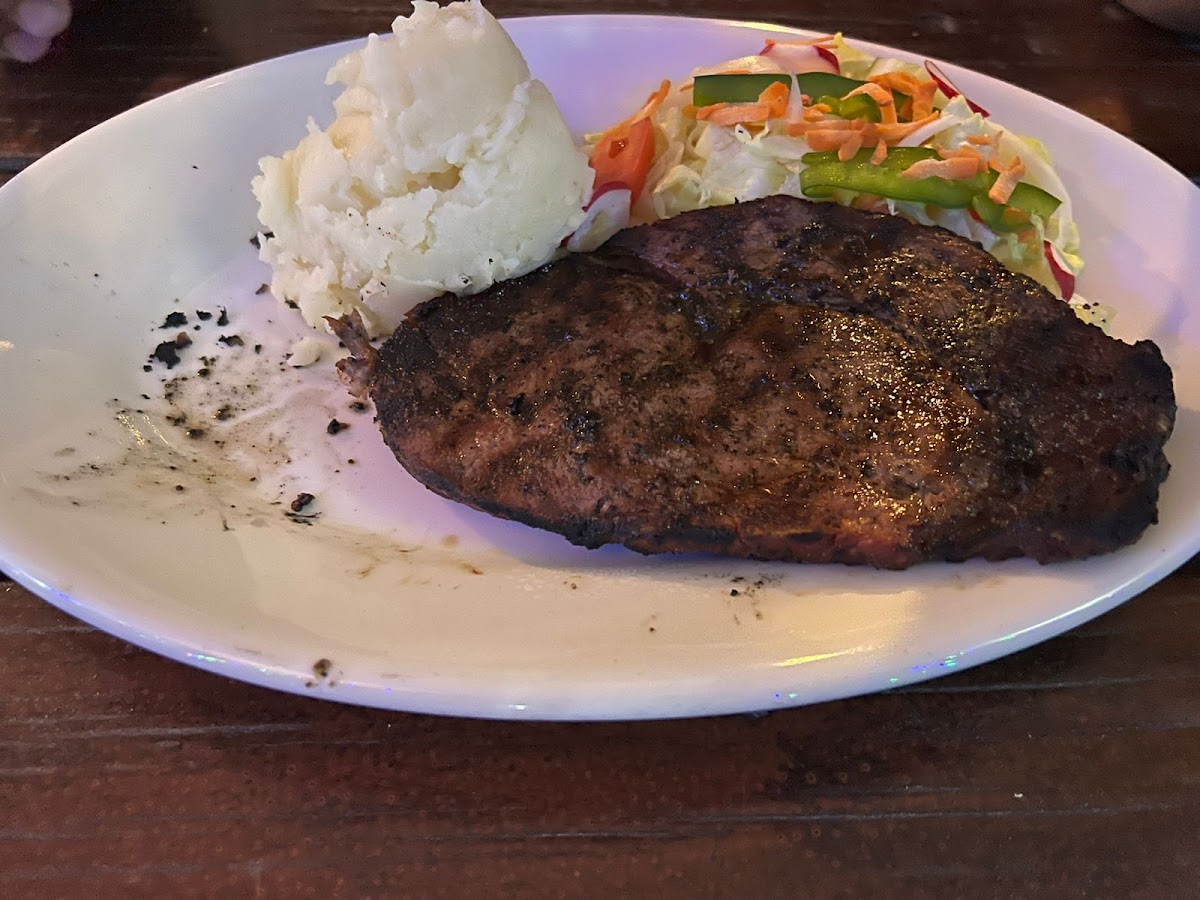 Putters Bar and Grill - Photo 1